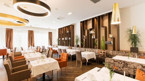 Restaurant mit stilvoll gedeckten Tischen und modernem Ambiente